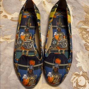 Dolce and Gabbana size 40 print flats.